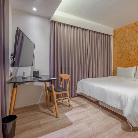 Light Hostel - Тайнан Екстериор снимка