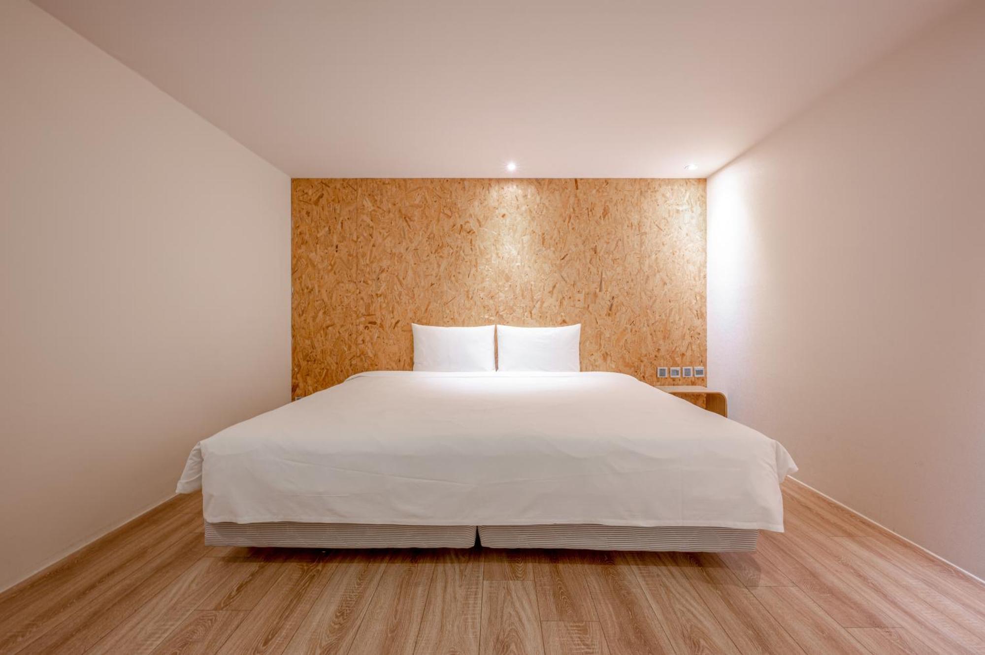 Light Hostel - Тайнан Екстериор снимка