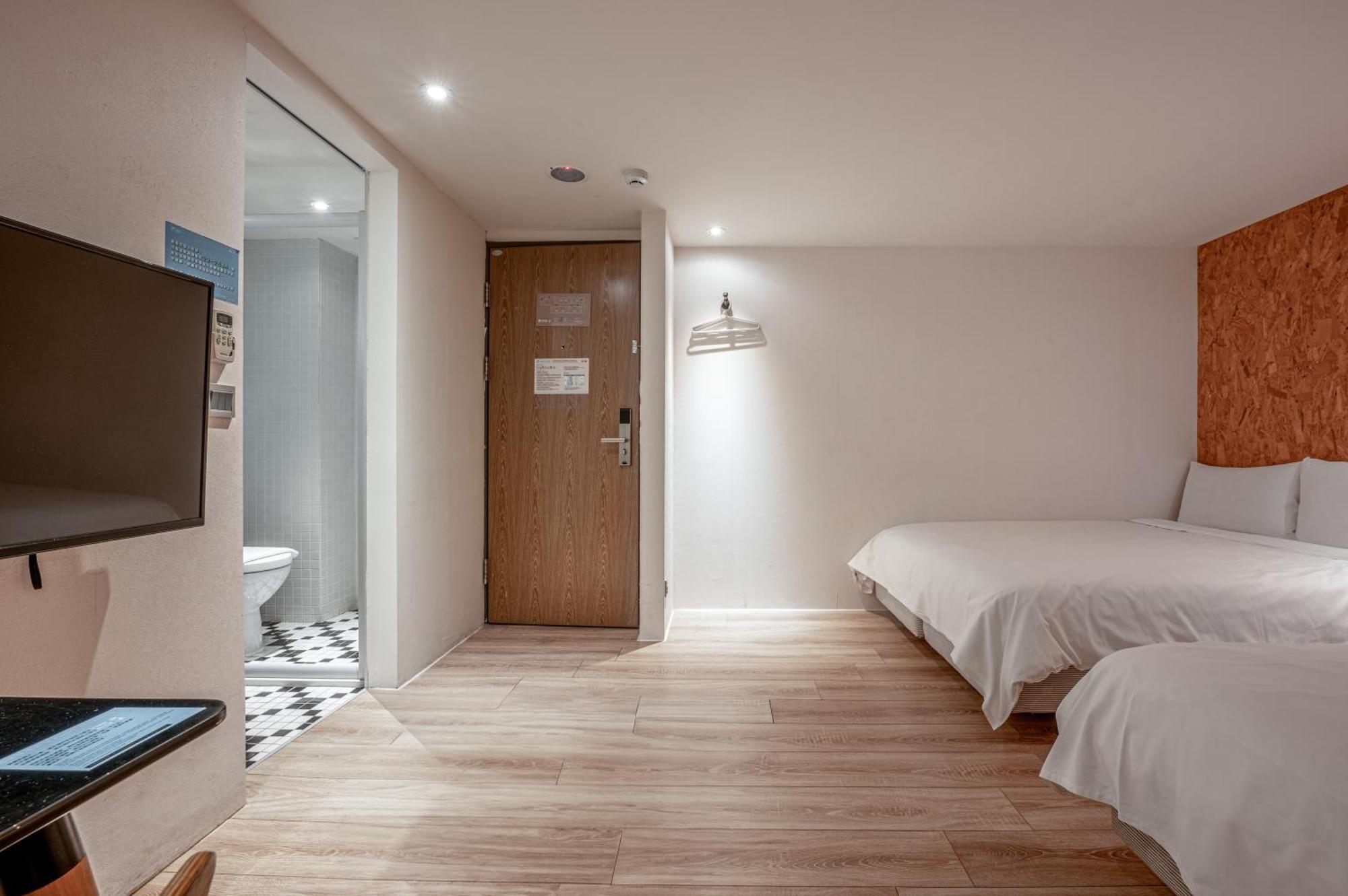 Light Hostel - Тайнан Екстериор снимка