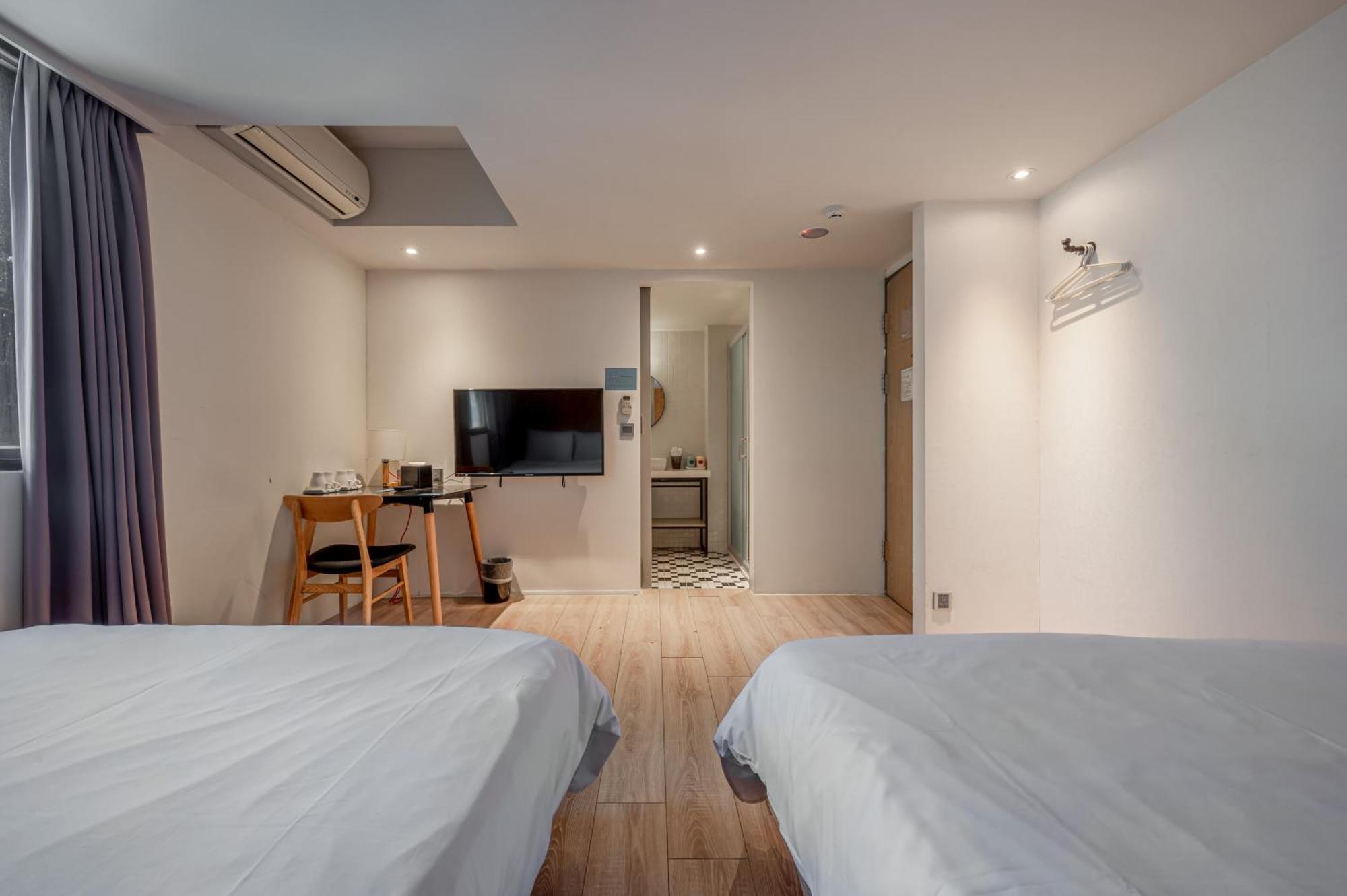 Light Hostel - Тайнан Екстериор снимка