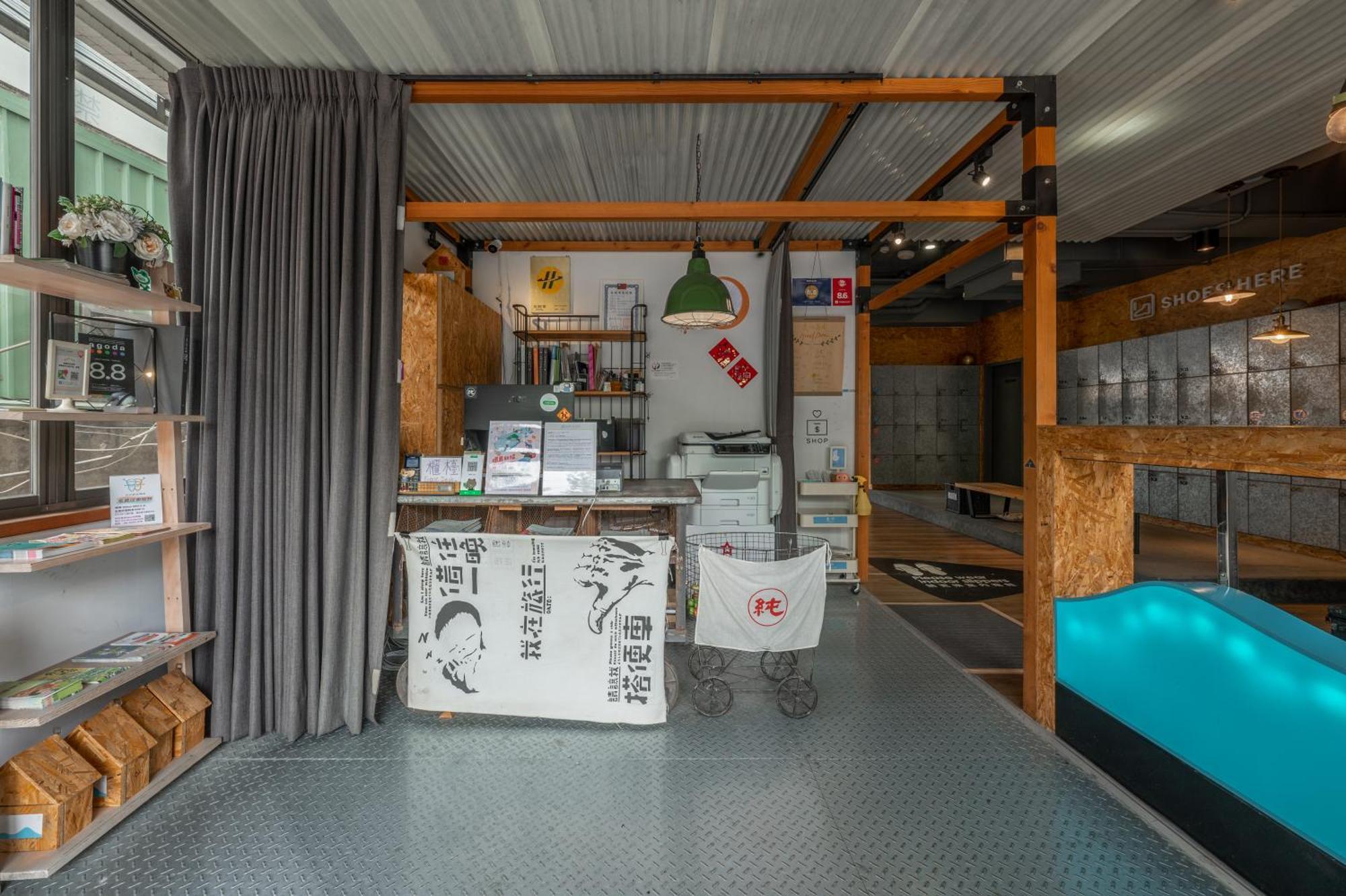 Light Hostel - Тайнан Екстериор снимка