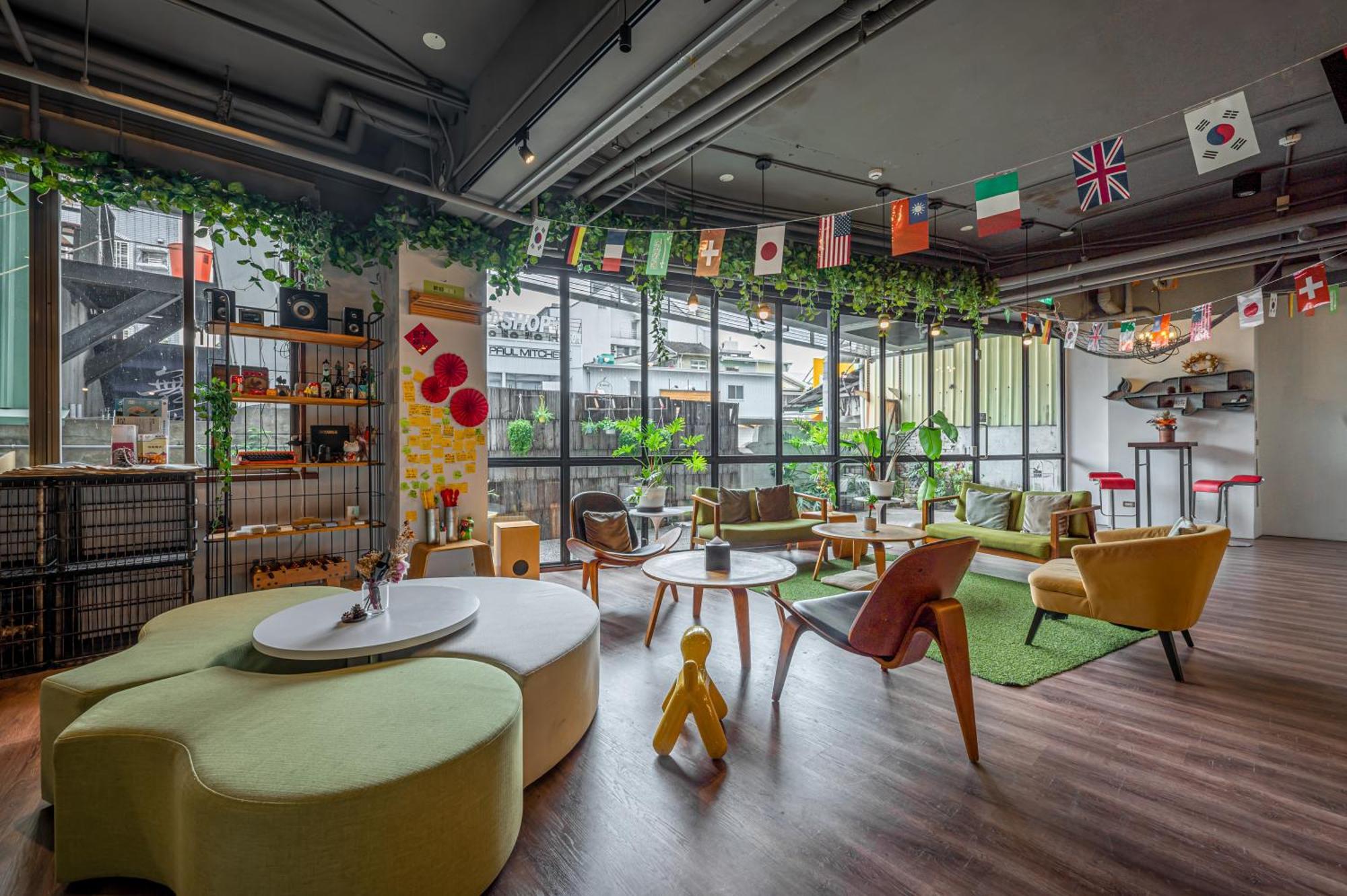 Light Hostel - Тайнан Екстериор снимка
