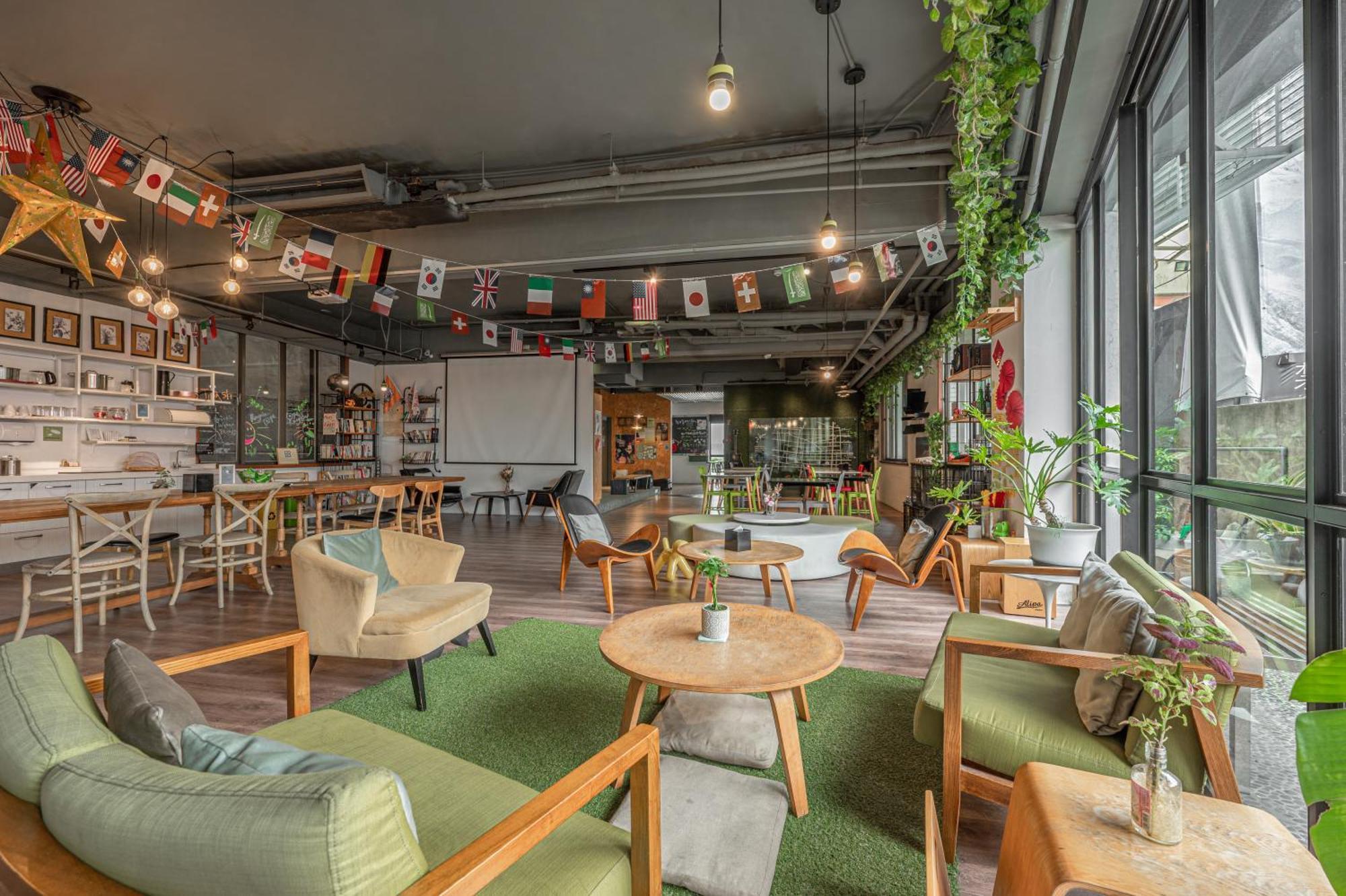 Light Hostel - Тайнан Екстериор снимка