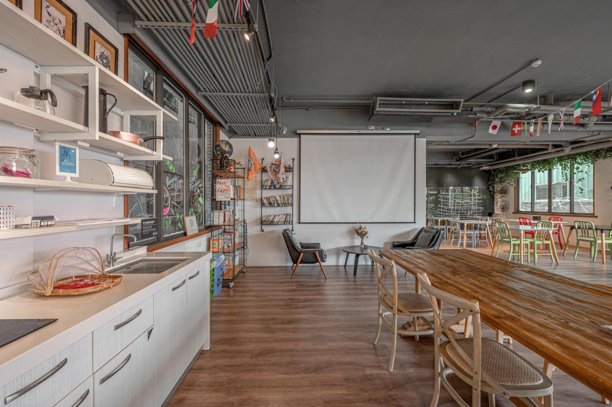 Light Hostel - Тайнан Екстериор снимка