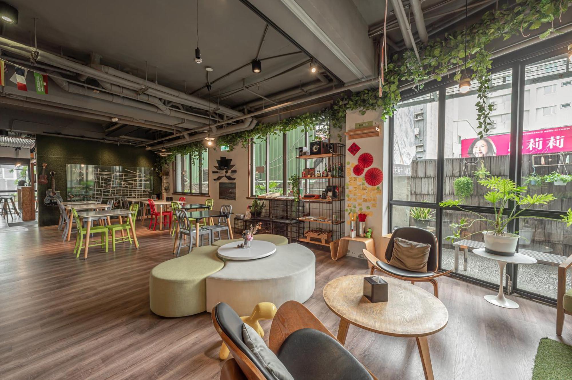 Light Hostel - Тайнан Екстериор снимка